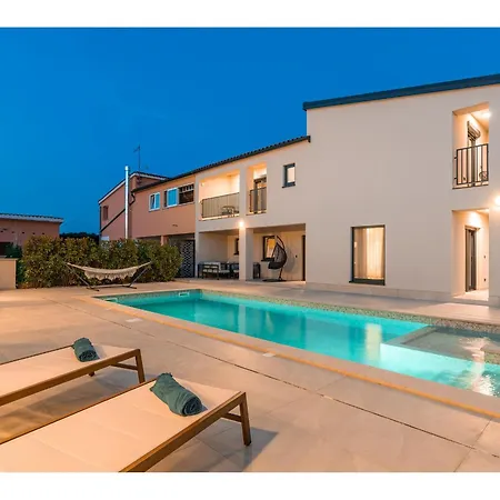 Luxury Velunida I Family In Porec Montižana